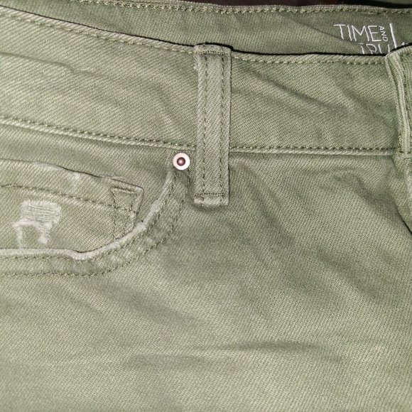 TIME and TRU Women's Mid Rise Capri Pants - green - Picture 6 of 8